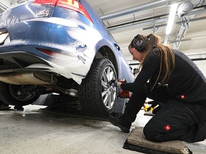 Montaje de neumáticos de invierno en un Volkswagen Golf para el test de neumáticos de invierno del ADAC y del TCS