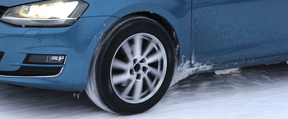 Un Volkswagen Golf circulando sobre la nieve durante el test de neumáticos de invierno de 2021 del ADAC y del TCS
