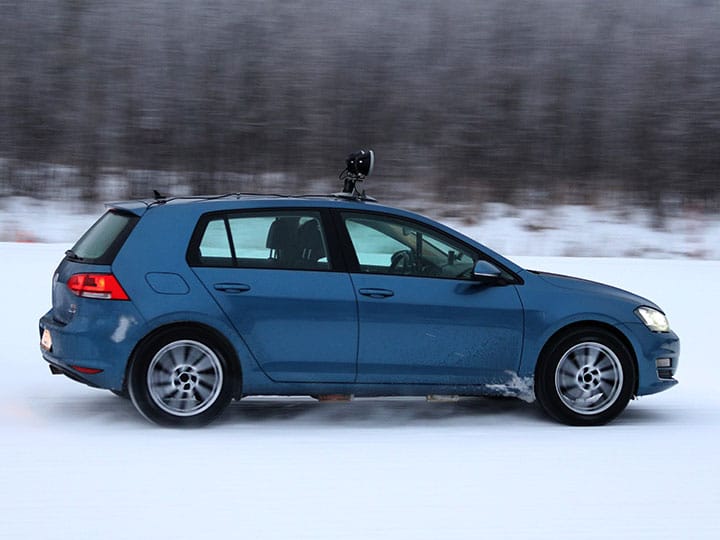 Un Volkswagen Golf toma una curva en una pista nevada en la prueba de neumáticos de invierno de 2021 del ADAC y del TCS