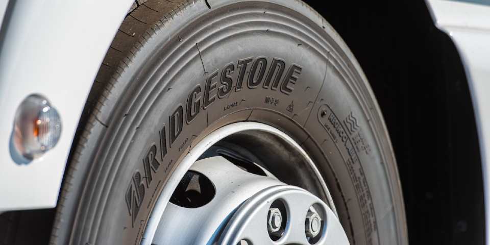 Primer plano de un neumático Bridgestone montado en un coche