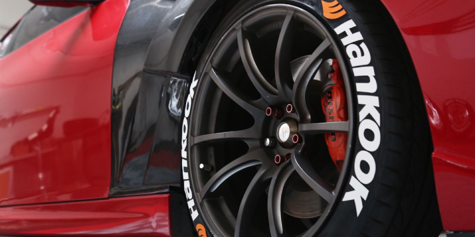 Neumáticos Hankook montados en un deportivo rojo