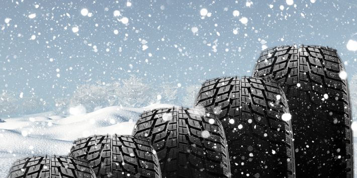 Tamaños diferentes de neumáticos de invierno bajo la nieve
