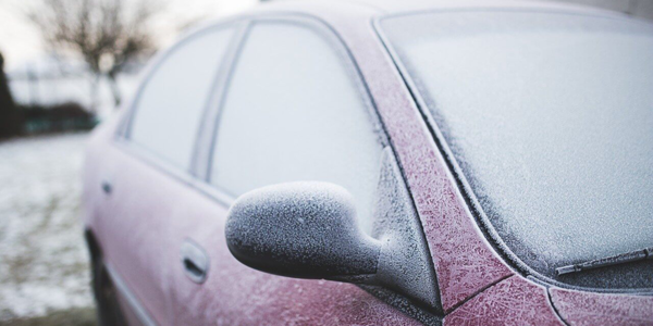 Mantenimiento del automóvil en invierno: comprobar los neumáticos de nieve y conducir con seguridad