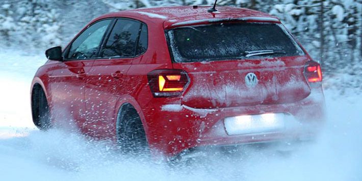 El Volkswagen Polo prueba los neumáticos de invierno en la nieve para la comparativa de 2019 del TCS y el ADAC
