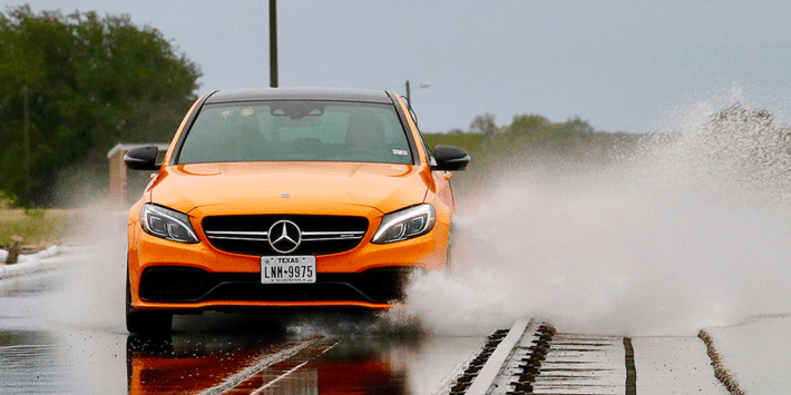 Test de neumáticos deportivos de Auto Bild con un Mercedes AMG 