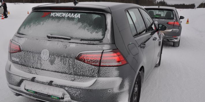 Test del neumático para todas las estaciones Yohohama BluEarth 4S AW21 sobre nieve y hielo en Suecia