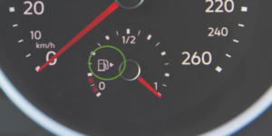 La flecha de la tapa del depósito de gasolina indica el lado en el que está la tapa